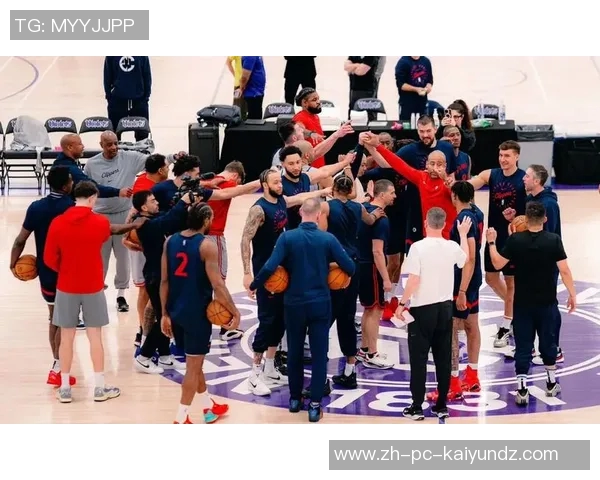 尼克斯与快船激战正酣球迷期待精彩对决与绝佳表现 尼克斯与快船激战正酣球迷期待精彩对决与绝佳表现